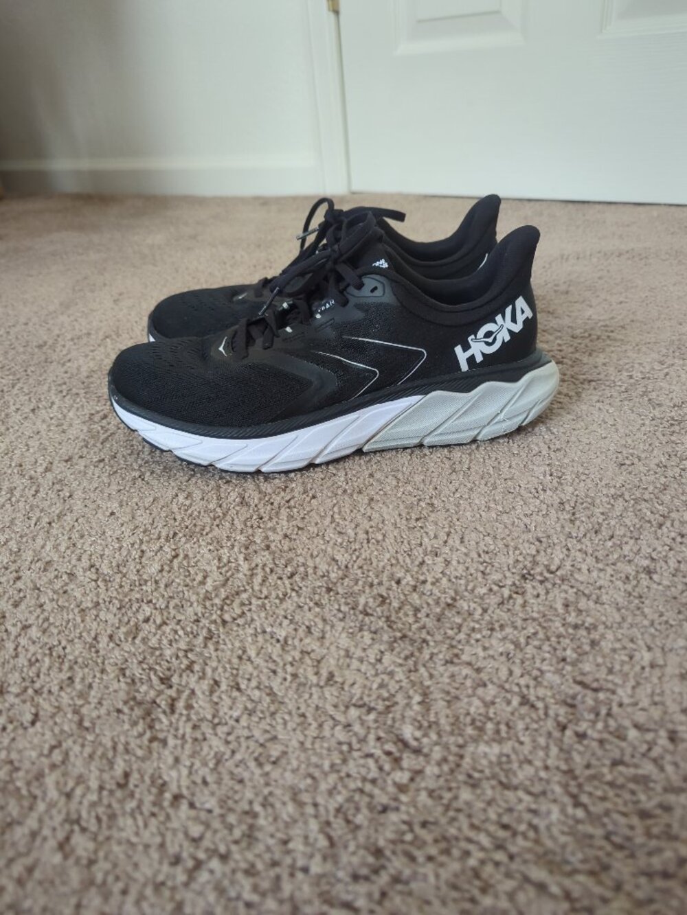 HOKA ONE ONE Arahi 5 Women’s Size 9 B Black White Running Shoes